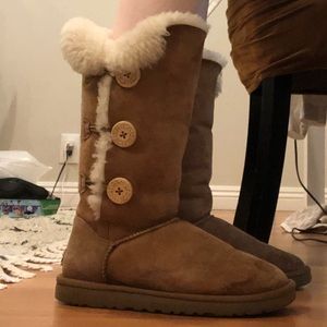 Tan button uggs